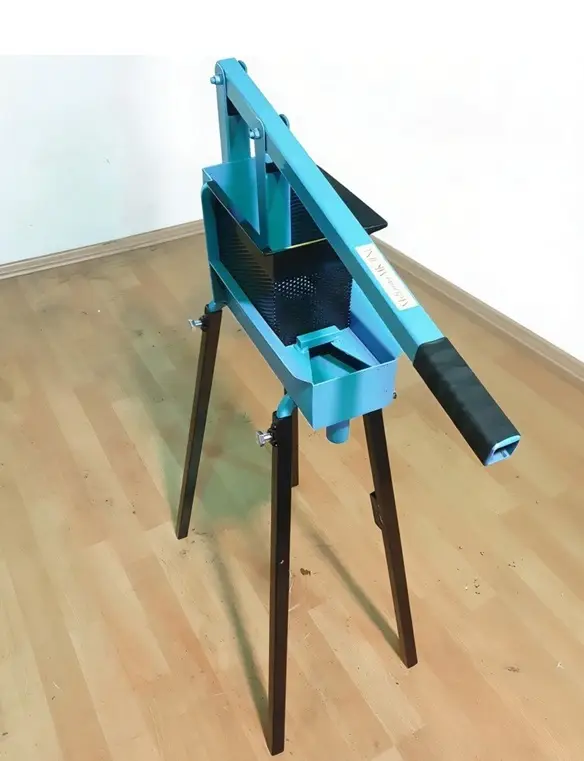 Handmatige brikettenpers XL – zelf briketten maken van zaagsel, papier en paardenmest