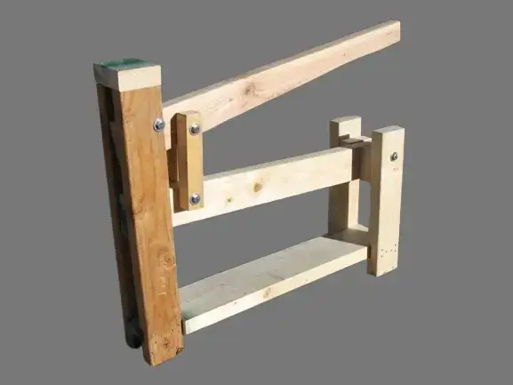 Houten brikettenpers zelf gemaakt met hefboom constructie